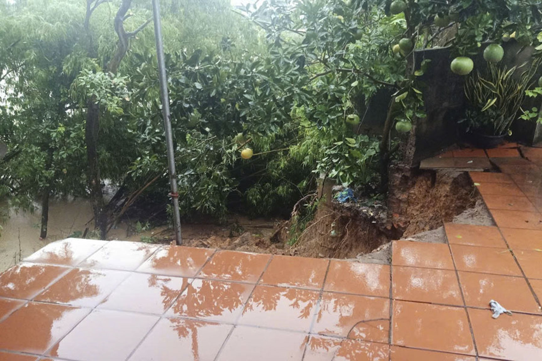 Phát hiện sạt lở ven sông Cầu ở Bắc Giang, khẩn trương sơ tán người dân