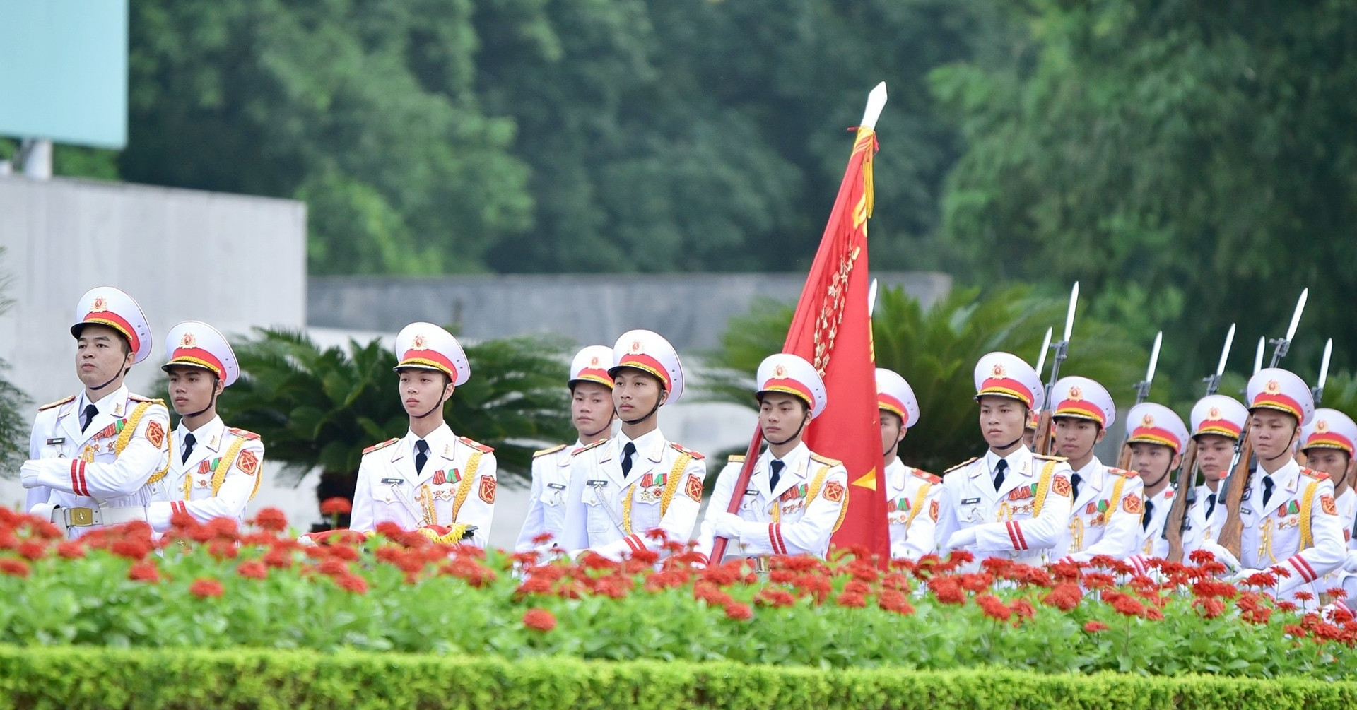 Sĩ quan làm nhiệm vụ giữ gìn thi hài Bác Hồ được hưởng phụ cấp đặc thù