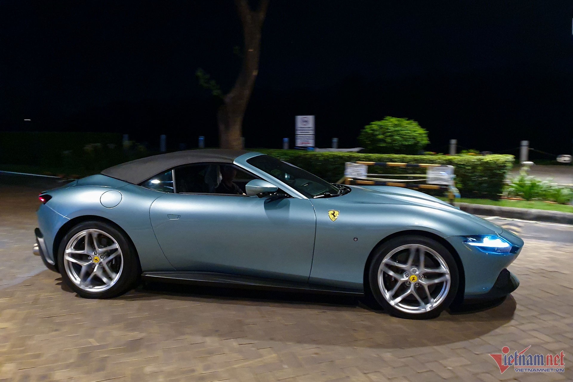 W-Ferrari Roma Spider Vietnamnet 12.jpg
