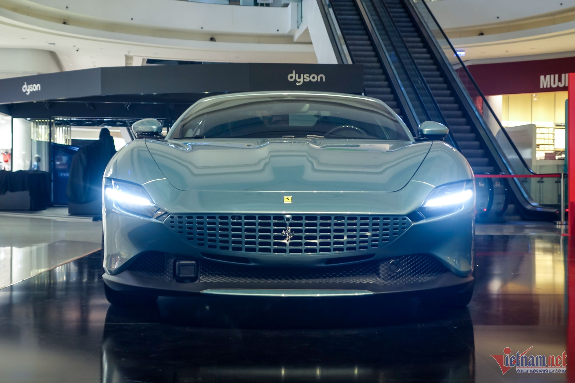 W-Ferrari Roma Spider Vietnamnet 3.jpg