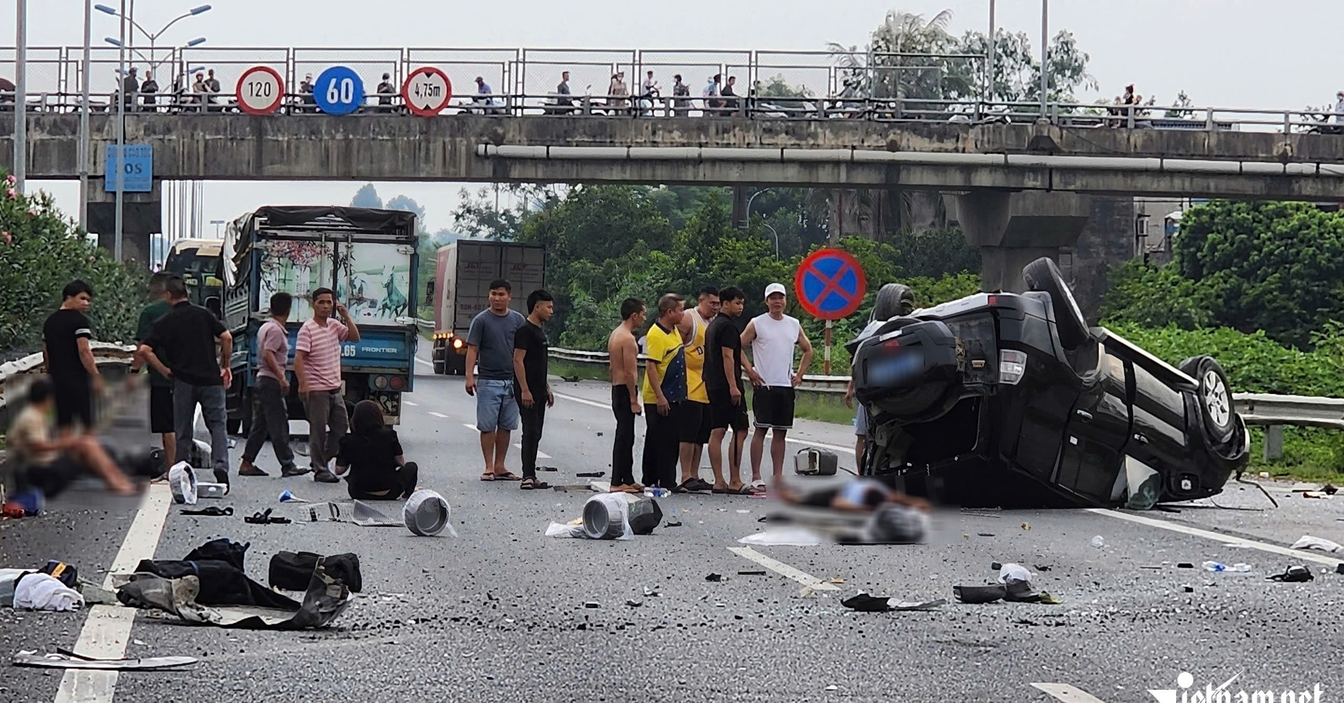 Bản tin cuối ngày 9/7: Ô tô 7 chỗ nổ lốp rồi lật ngửa trên cao tốc