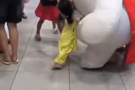 Bé gái chạy ôm 'người tuyết' trong TTTM ở Ninh Bình bị bật ngã gây xôn xao