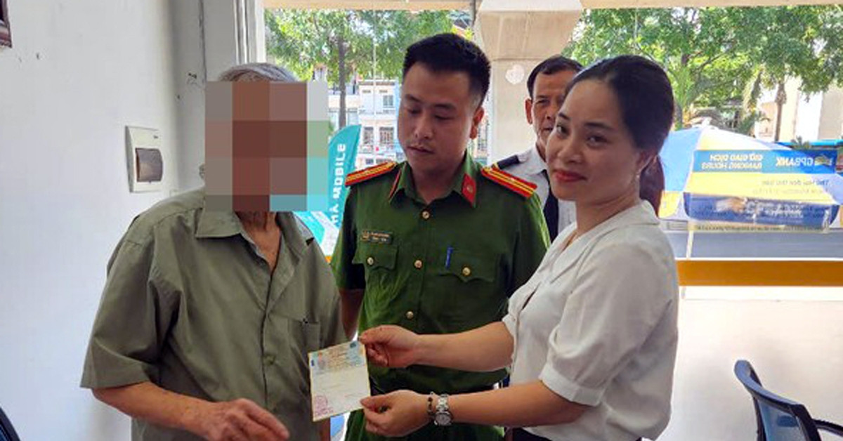 Biểu hiện bất thường của cụ ông U80 khiến nữ nhân viên ngân hàng ra quyết định khẩn