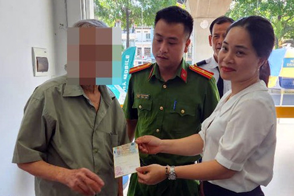 Biểu hiện bất thường của cụ ông U80 khiến nữ nhân viên ngân hàng ra quyết định khẩn