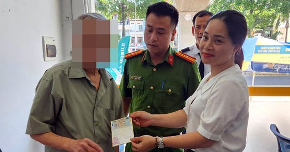 Biểu hiện bất thường của cụ ông U80 khiến nữ nhân viên ngân hàng ra quyết định khẩn