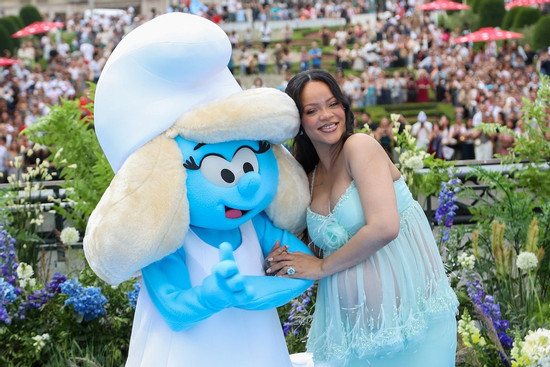 Ca sĩ tỷ phú Rihanna biến Xì Trum 2025 thành màn tái xuất ngoạn mục nhất lịch sử