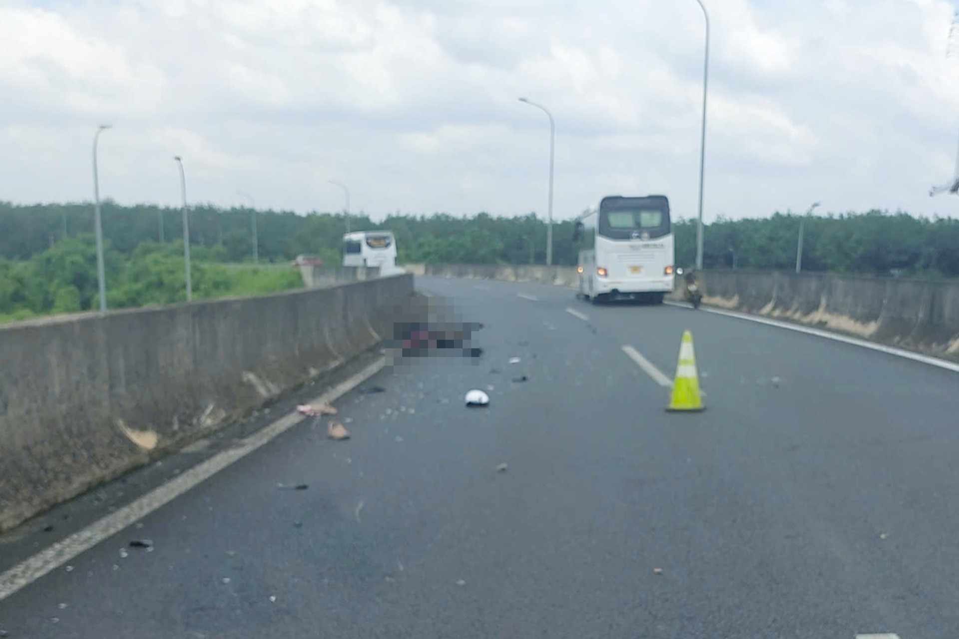 Chạy xe máy vào đường dẫn cao tốc, một người bị ô tô tông tử vong tại chỗ