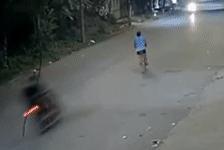 Clip vụ tai nạn liên hoàn sau cú rẽ trái đột ngột của người đi xe đạp