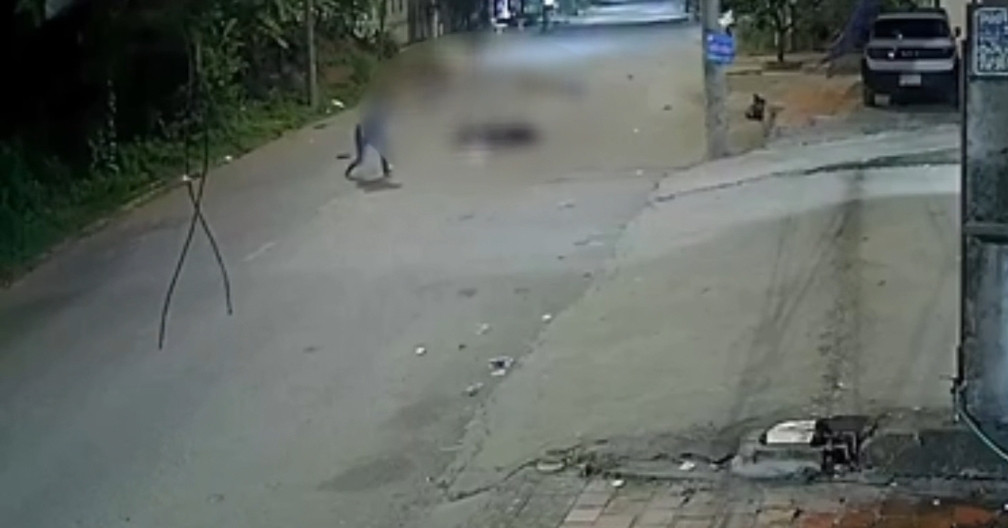 Clip vụ tai nạn liên hoàn sau cú rẽ trái đột ngột của người đi xe đạp