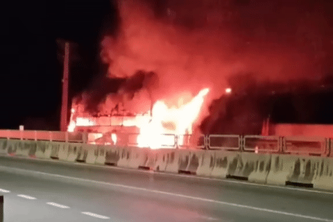 Clip xe khách chở 27 người bốc cháy dữ dội trên quốc lộ