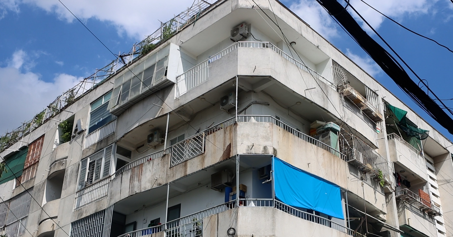Cư xá Độc Lập khẩn trương tháo dỡ ‘chuồng cọp’ sau vụ cháy khiến 8 người tử vong