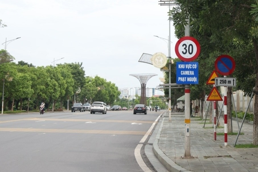 Cận cảnh đoạn đường rộng 35m bị giới hạn 30km/h khiến tài xế bất ngờ