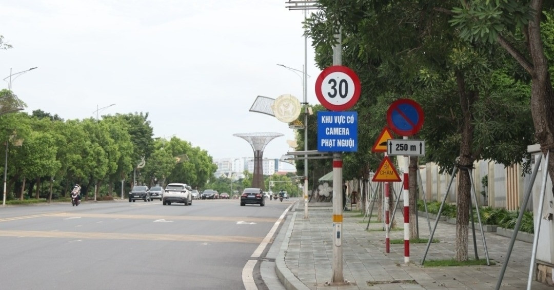 Cận cảnh đoạn đường rộng 35m bị giới hạn 30km/h khiến tài xế bất ngờ