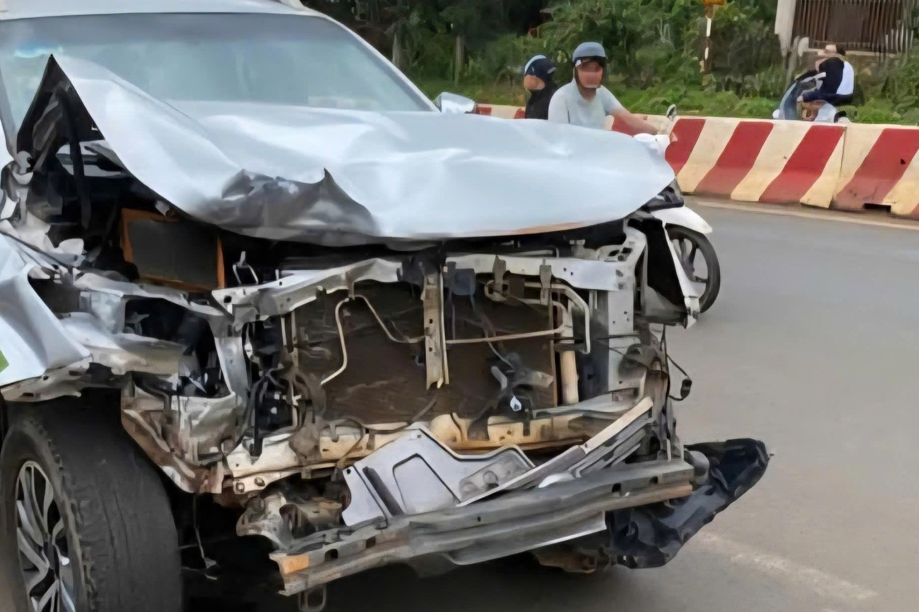 Hàng chục người truy đuổi tài xế ô tô bán tải gây tai nạn liên hoàn