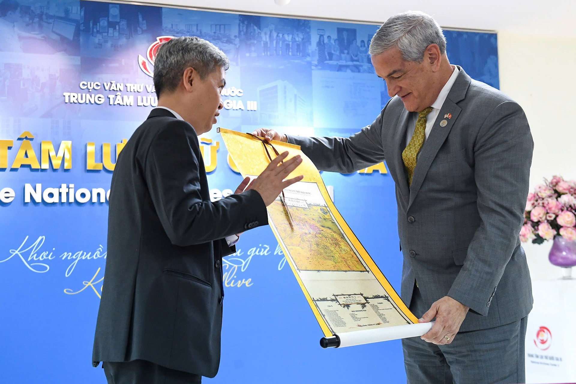 Không thể quên khoảnh khắc đại sứ bật khóc khi nhận tài liệu về khu mộ liệt sĩ