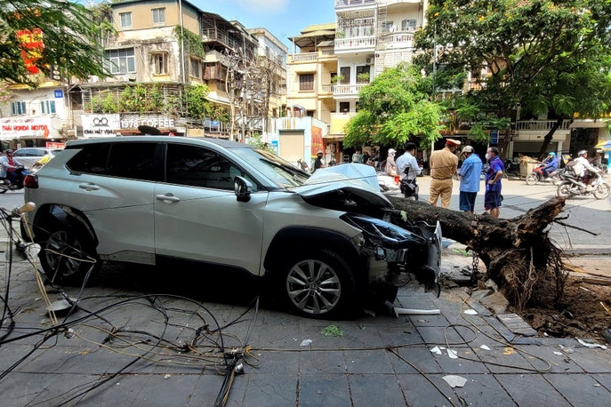 Lời cảnh tỉnh về kỹ năng lái xe số tự động, tai nạn không chừa một ai