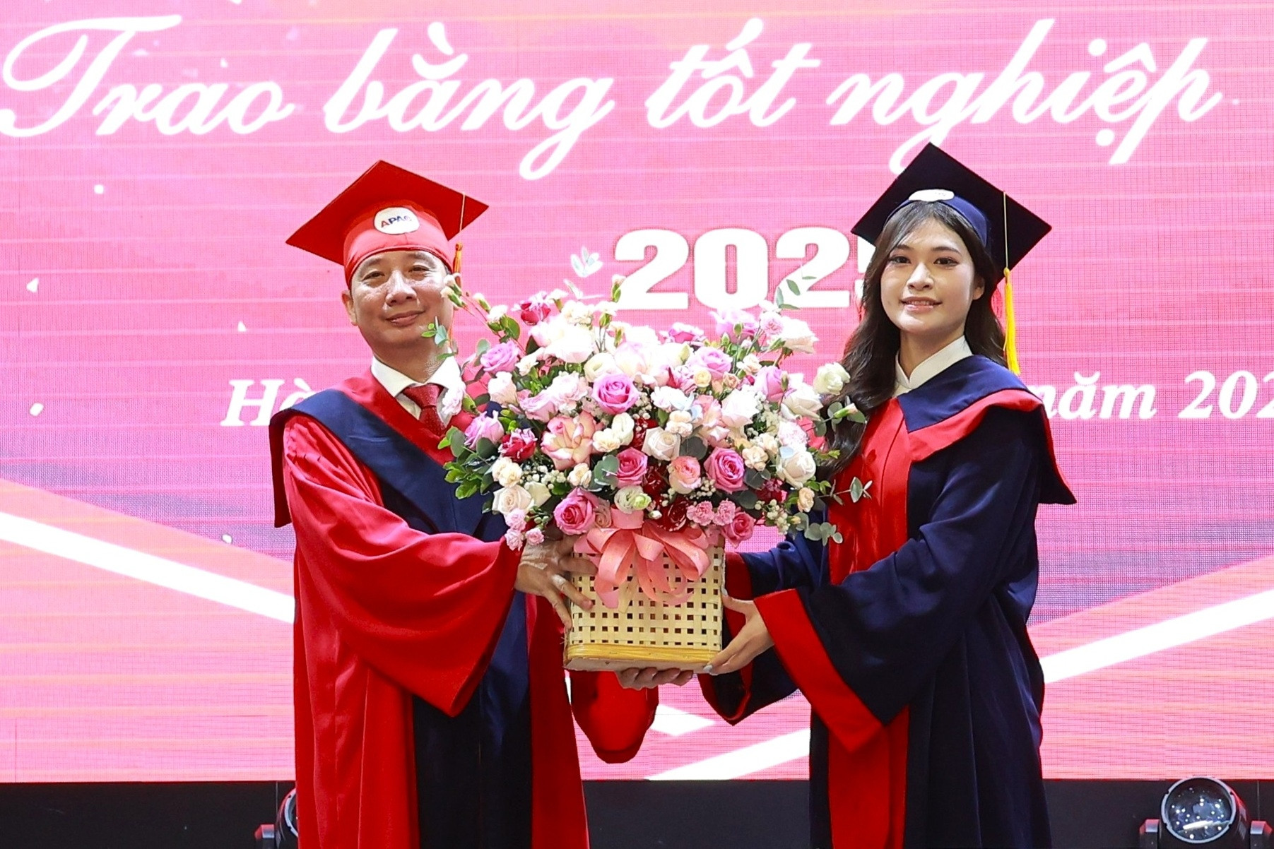 Lứa sinh viên đặc biệt 'học 4 năm, trường đổi tên 3 lần'