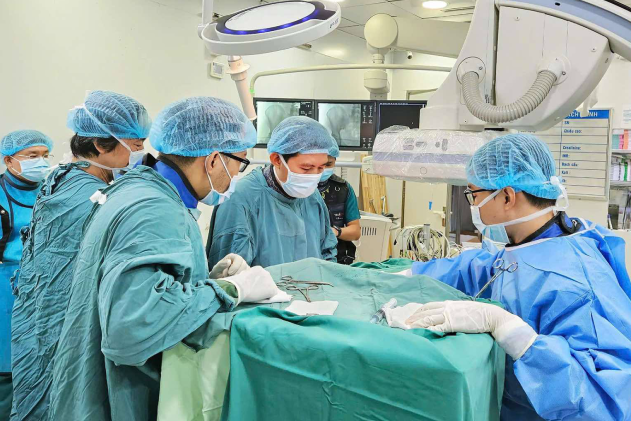 Nửa đêm, vợ nhanh trí giúp chồng sống sót từ dấu hiệu lạ