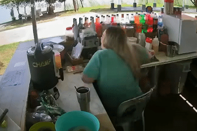 Ô tô 'điên' đâm vào quán, người phụ nữ bán hàng thoát chết trong gang tấc