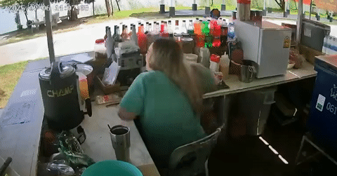 Ô tô 'điên' đâm vào quán, người phụ nữ bán hàng thoát chết trong gang tấc