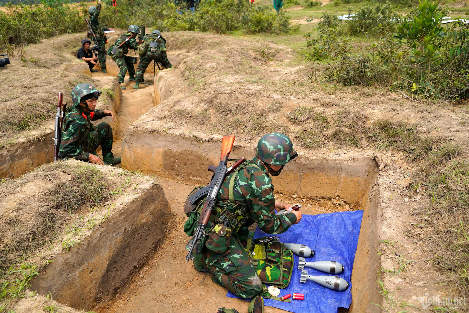 quan doi dien ap.jpeg