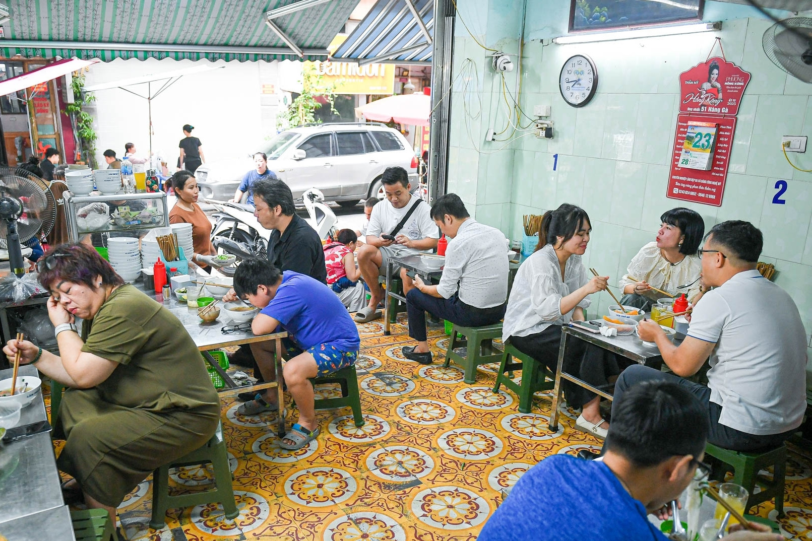 Quán phở 30 năm ở Hà Nội chuyên lõi bò đắt đỏ, khách ngồi kín từ nhà ra vỉa hè