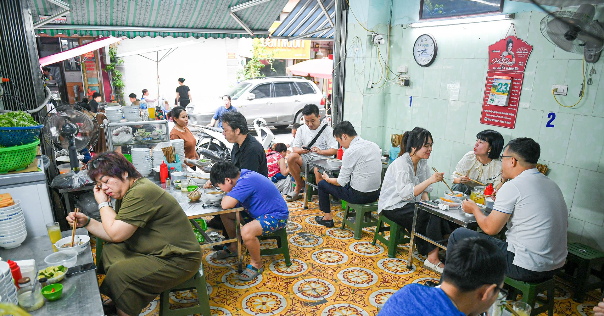 Quán phở 30 năm ở Hà Nội chuyên lõi bò đắt đỏ, ...
