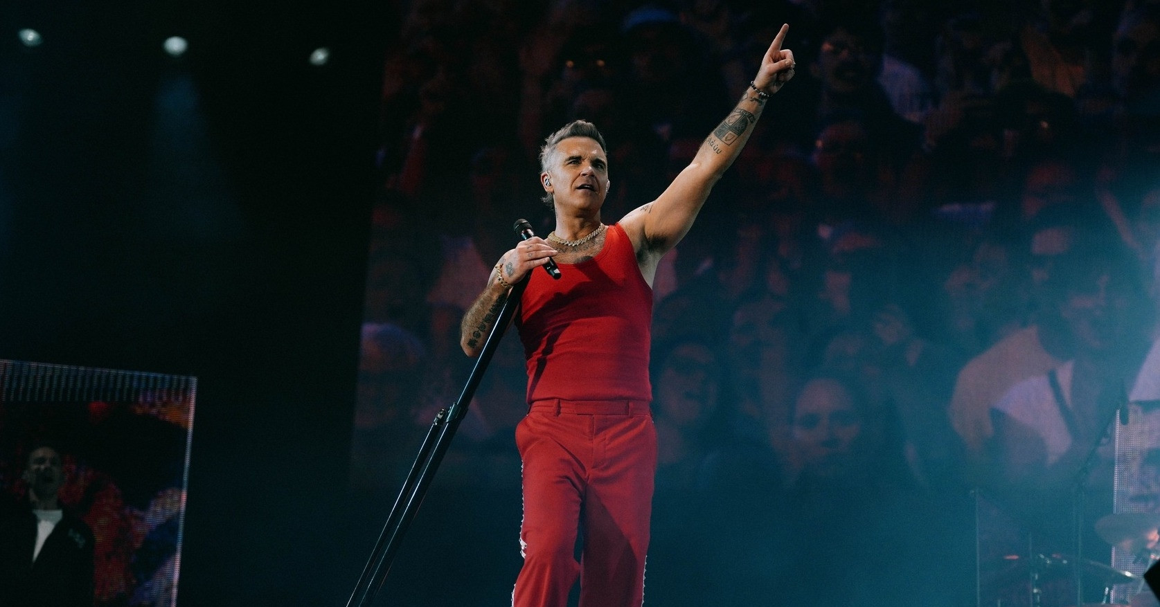 Siêu sao Robbie Williams hóa tinh tinh CGI trong phim nhạc kịch