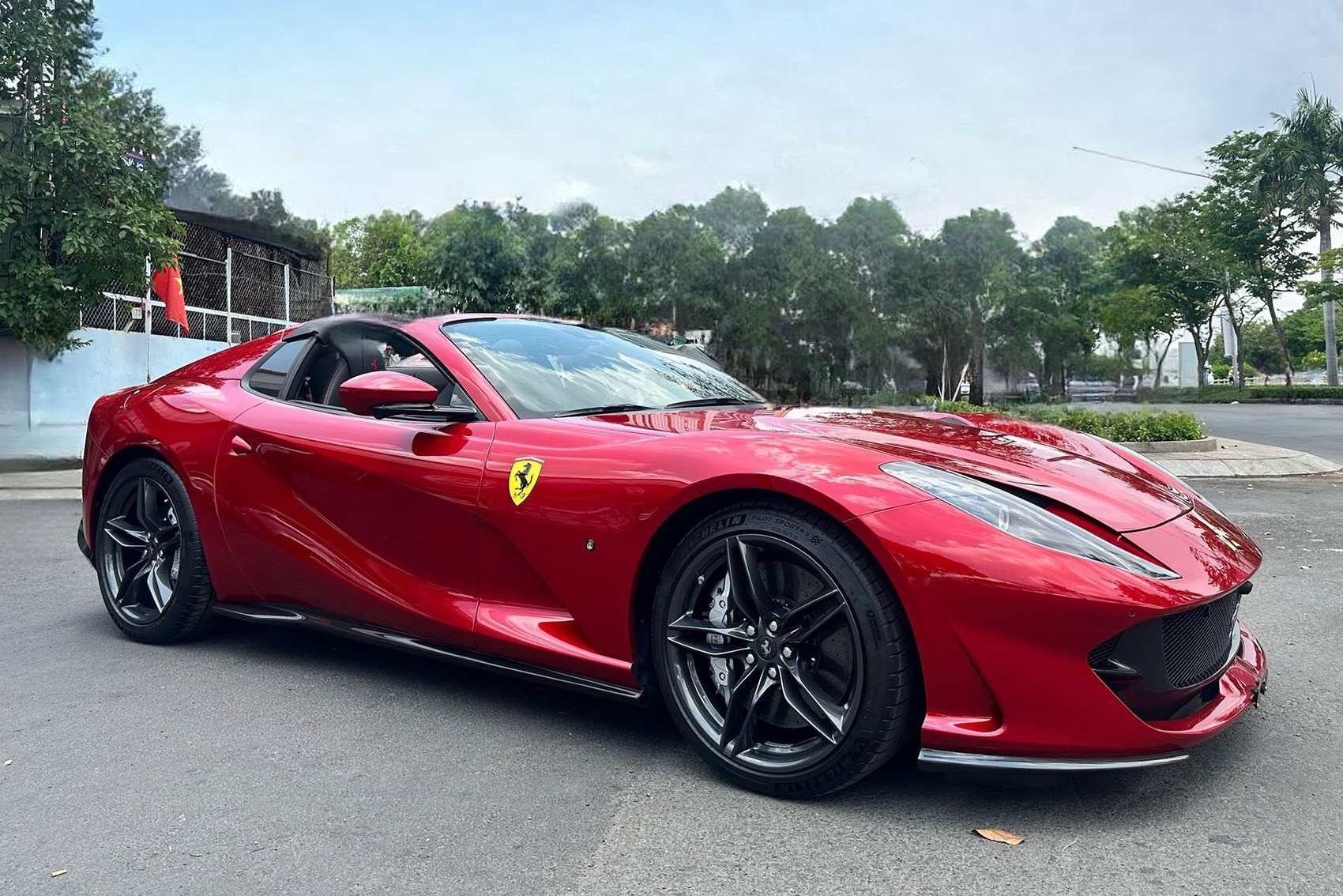 Siêu xe Ferrari 812 GTS bán giá 25 tỷ, dễ lọt 'mắt xanh' ông Đặng Lê Nguyên Vũ