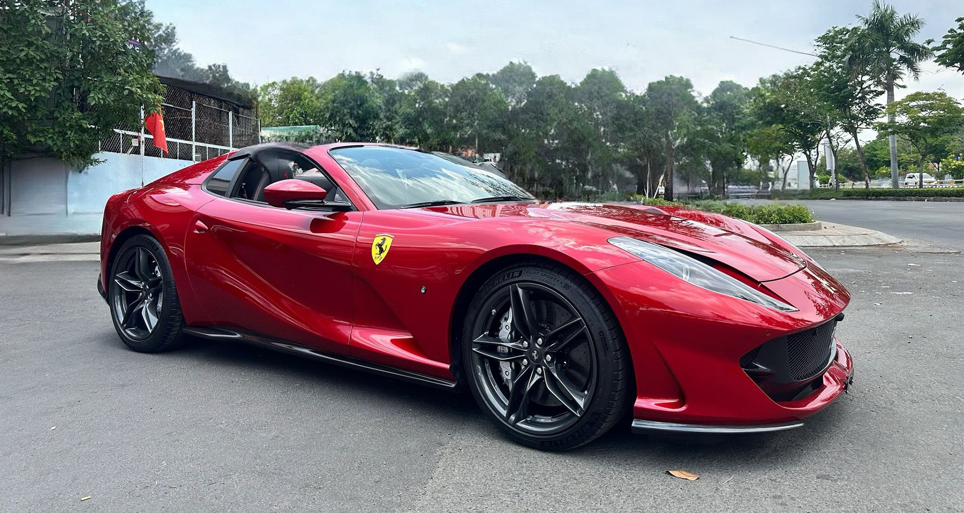 Siêu xe Ferrari 812 GTS bán giá 25 tỷ, dễ lọt 'mắt xanh' ông Đặng Lê Nguyên Vũ