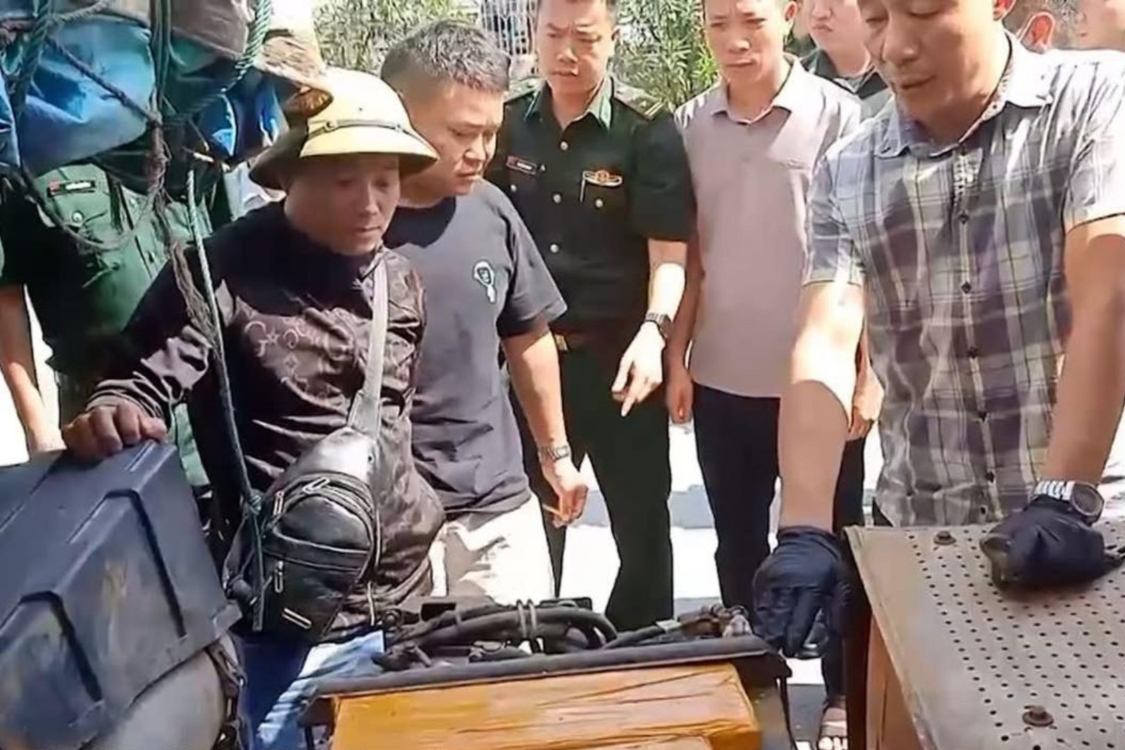 Số lượng khủng hơn 2,3 tạ kim loại quý giấu chỗ hiểm trên xe chở nông sản