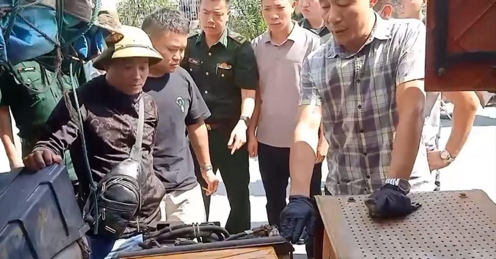 Số lượng khủng hơn 2,3 tạ kim loại quý giấu chỗ hiểm trên xe chở nông sản