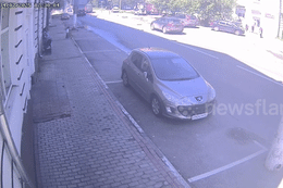 Tai nạn kinh hoàng sau khi một bé gái bất ngờ lao ra đường