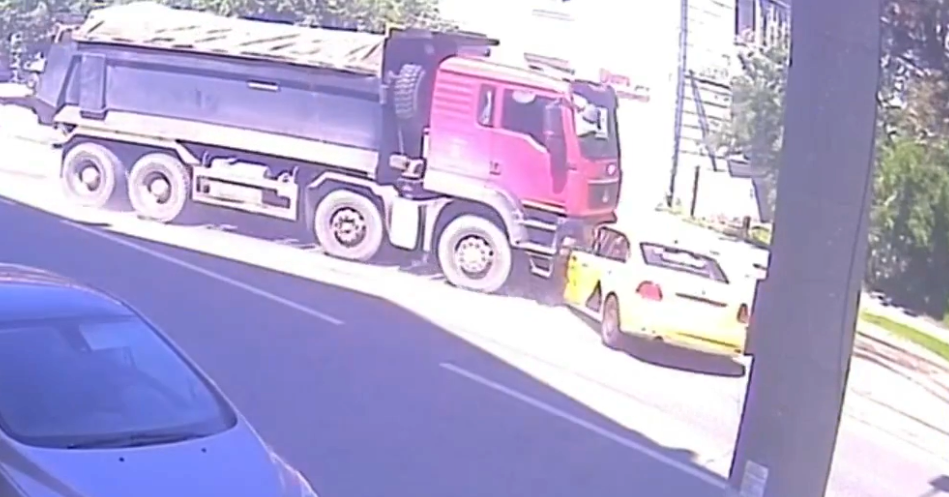 Tai nạn kinh hoàng sau khi một bé gái bất ngờ lao ra đường