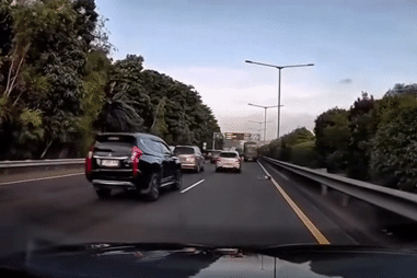 Tài xế cứu bé trai nằm bất tỉnh trên cao tốc, đưa em về với gia đình