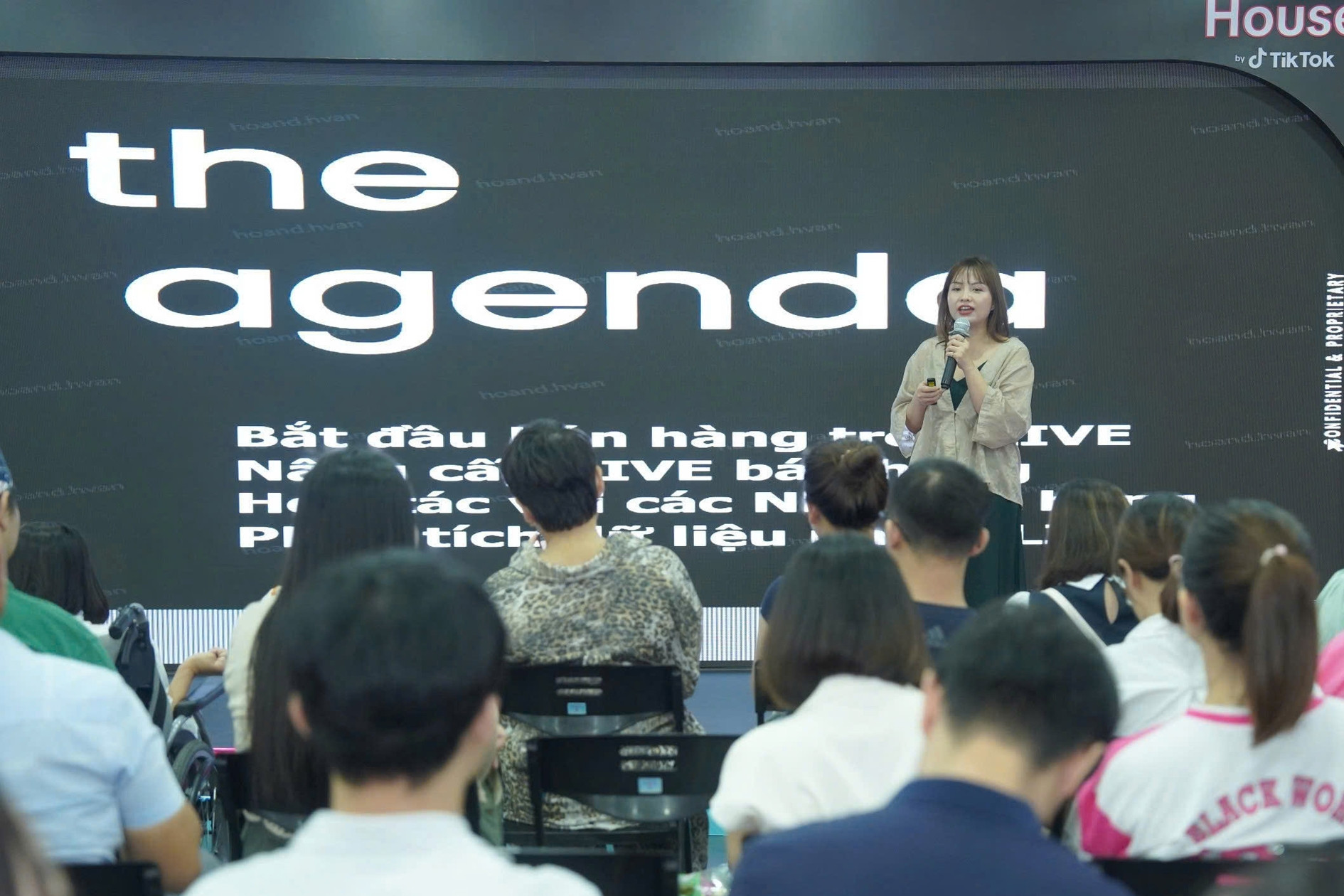 TikToker Nguyễn Quang Linh livestream mẫu truyền cảm hứng cho người khuyết tật