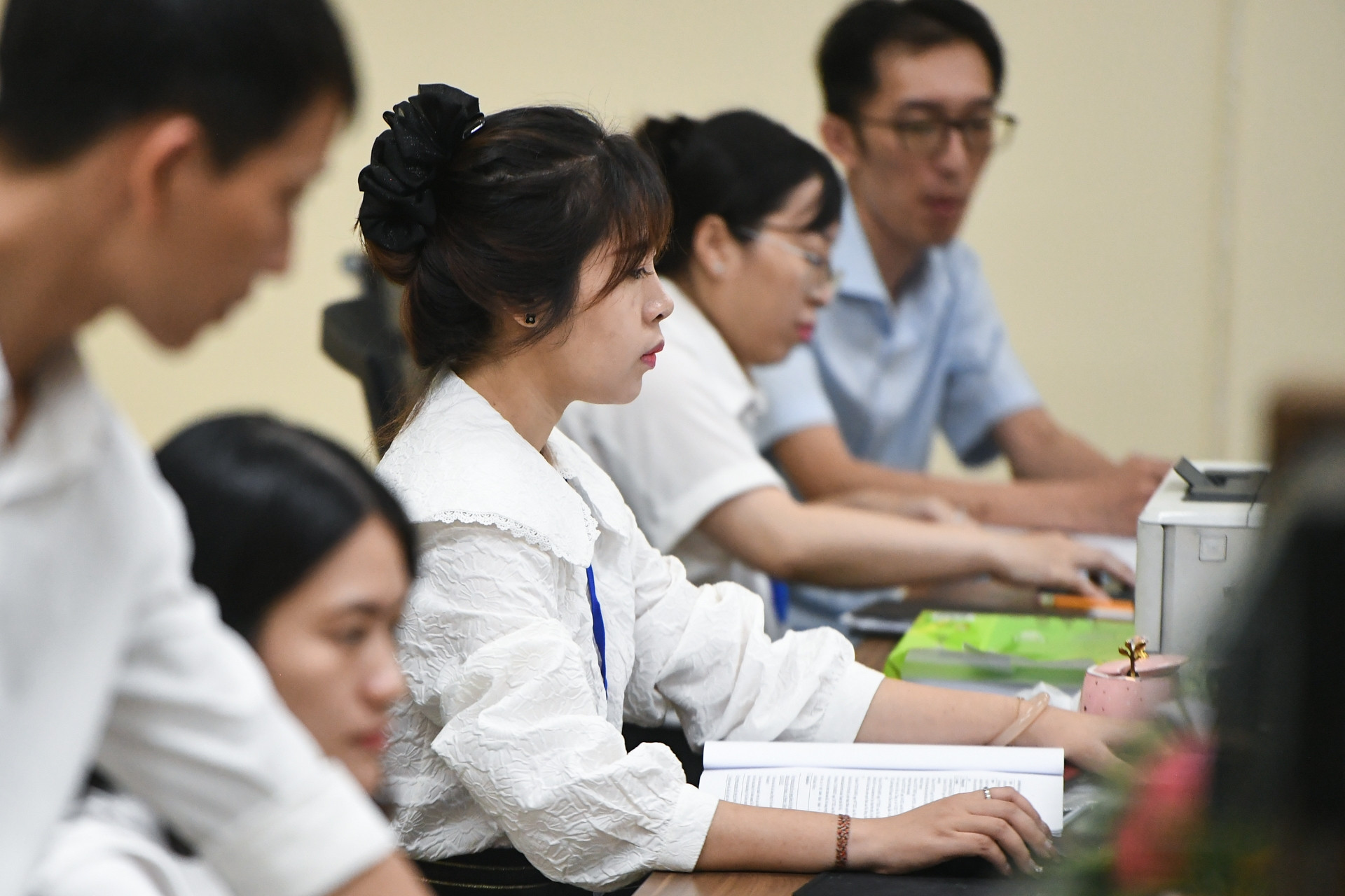Lương phải đủ sống để công chức không còn 'chân trong, chân ngoài' sau sáp nhập