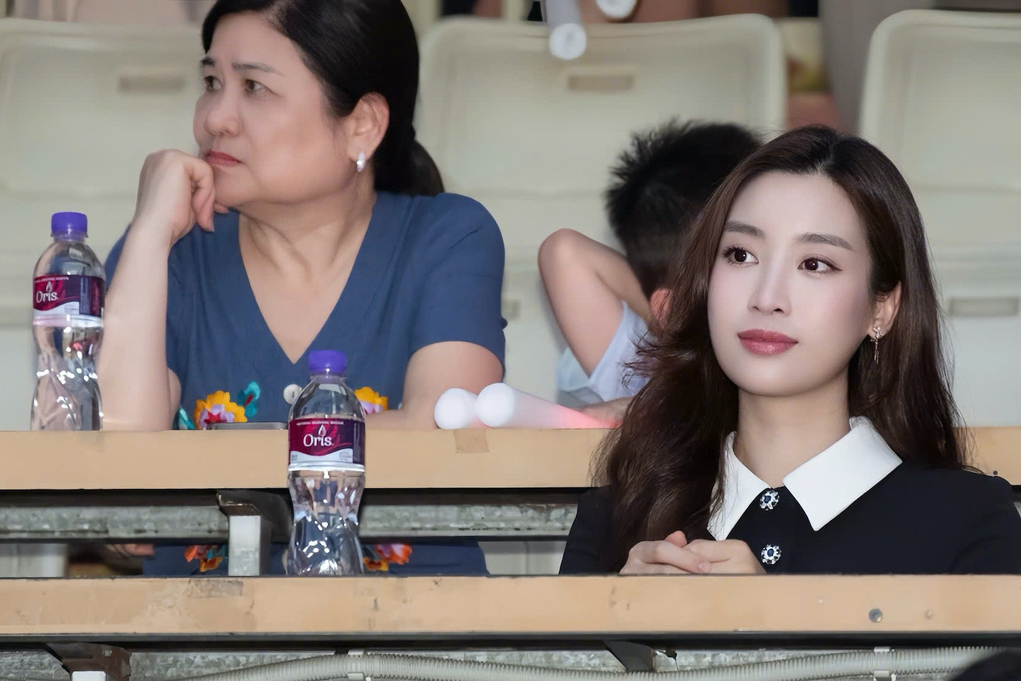 Võ Hạ Trâm và Đông Hùng hát trước 1 vạn khán giả, Đỗ Mỹ Linh cổ vũ dưới khán đài