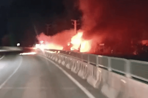 Xe giường nằm chở 27 người cháy trơ khung trong đêm, khách hoảng loạn tháo chạy