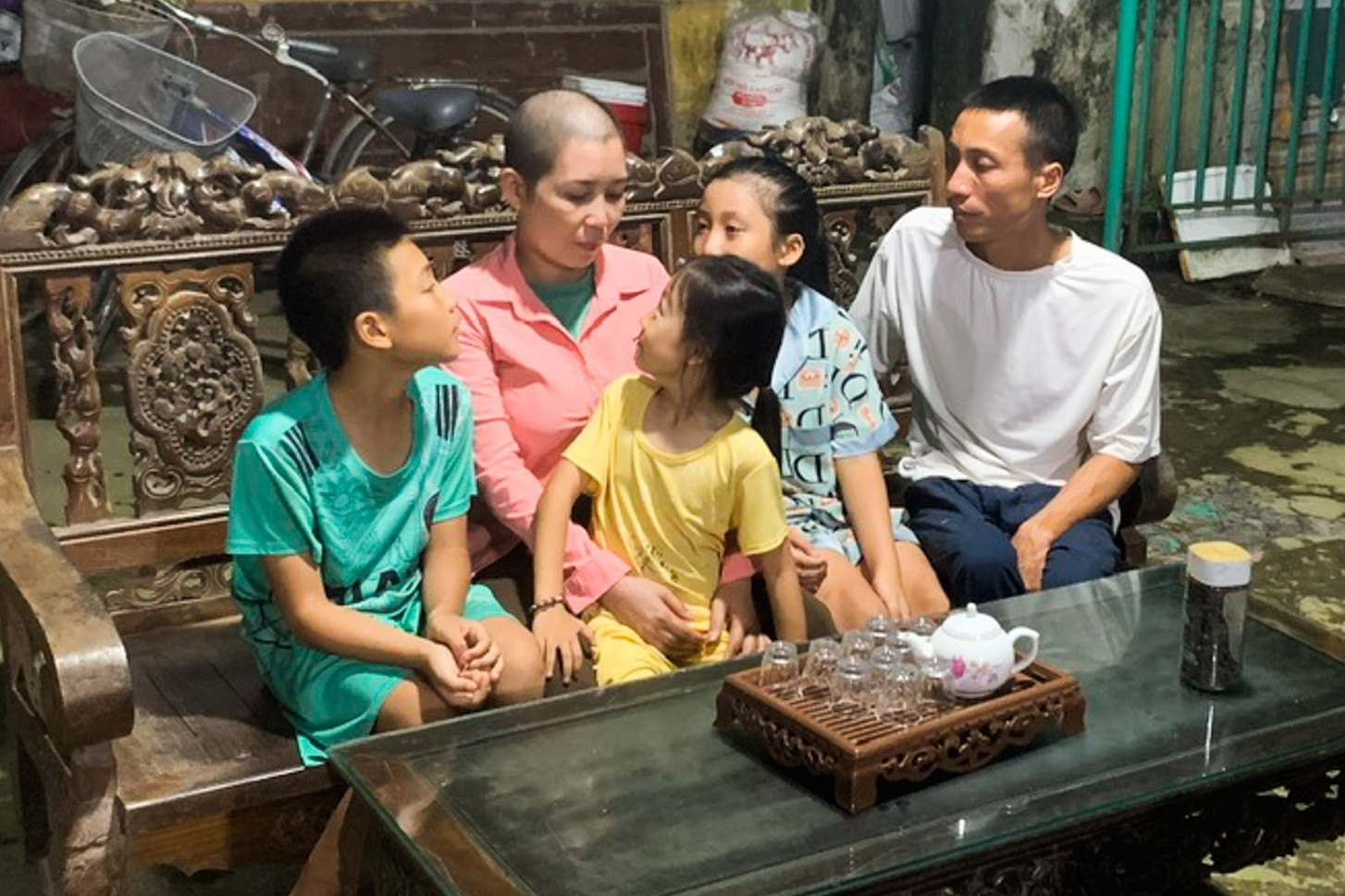 Xót xa người đàn ông nghèo bán đất, vay lãi cứu vợ ung thư máu và nuôi 3 con nhỏ