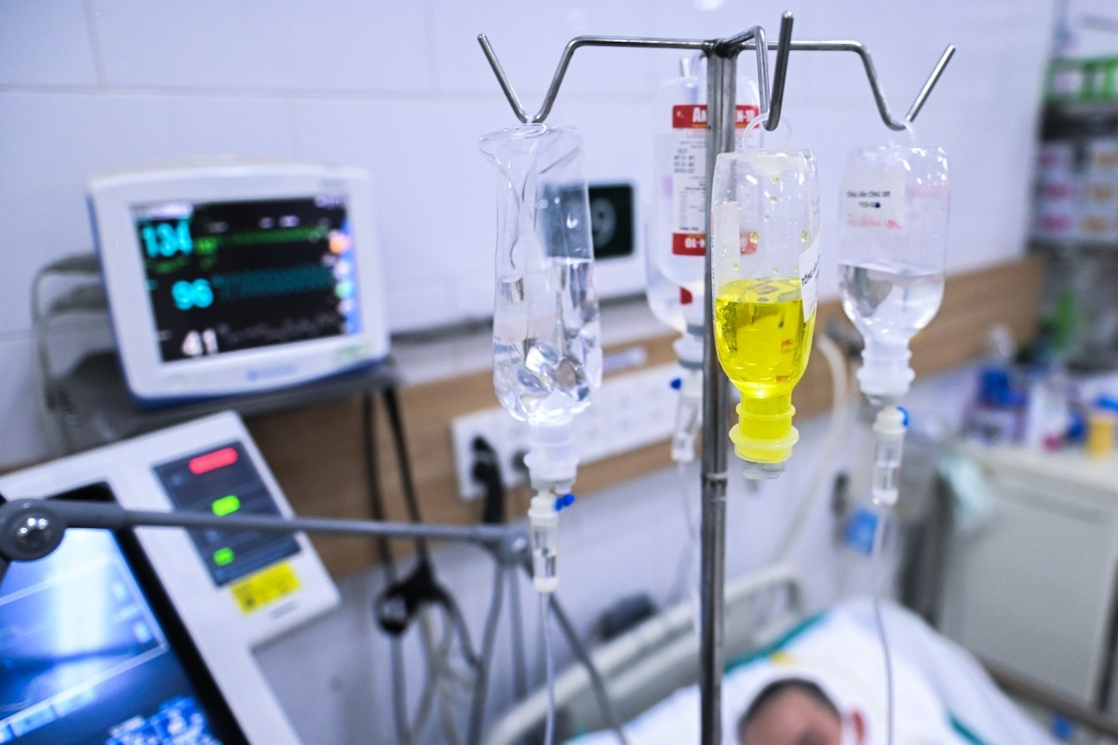 Ba người một nhà đi cấp cứu sau bữa cơm có món hoa chuông xào