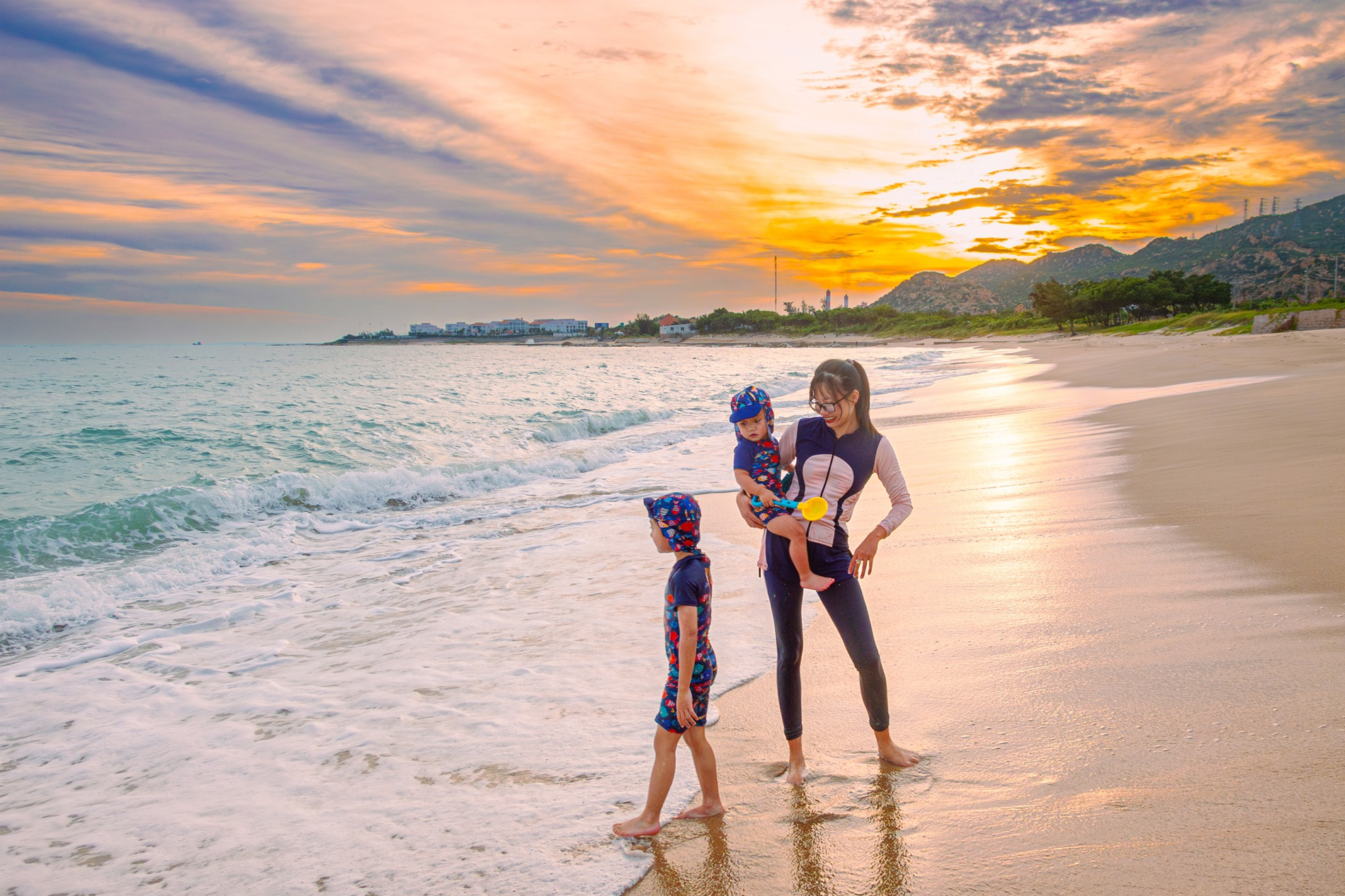 Bãi biển hoang sơ ở miền Trung nằm ven đường quốc lộ, cảnh đẹp yên bình