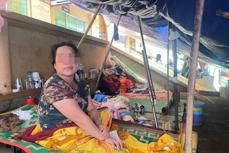 Bệnh viện lên tiếng trước cảnh người nhà bệnh nhân căng bạt, ở vạ vật tại viện