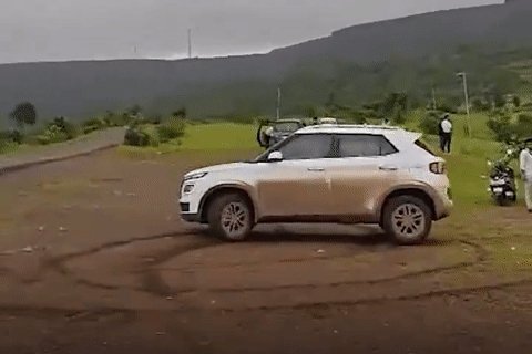 Biểu diễn mạo hiểm để 'câu like', tài xế xe Hyundai lao thẳng xuống vực