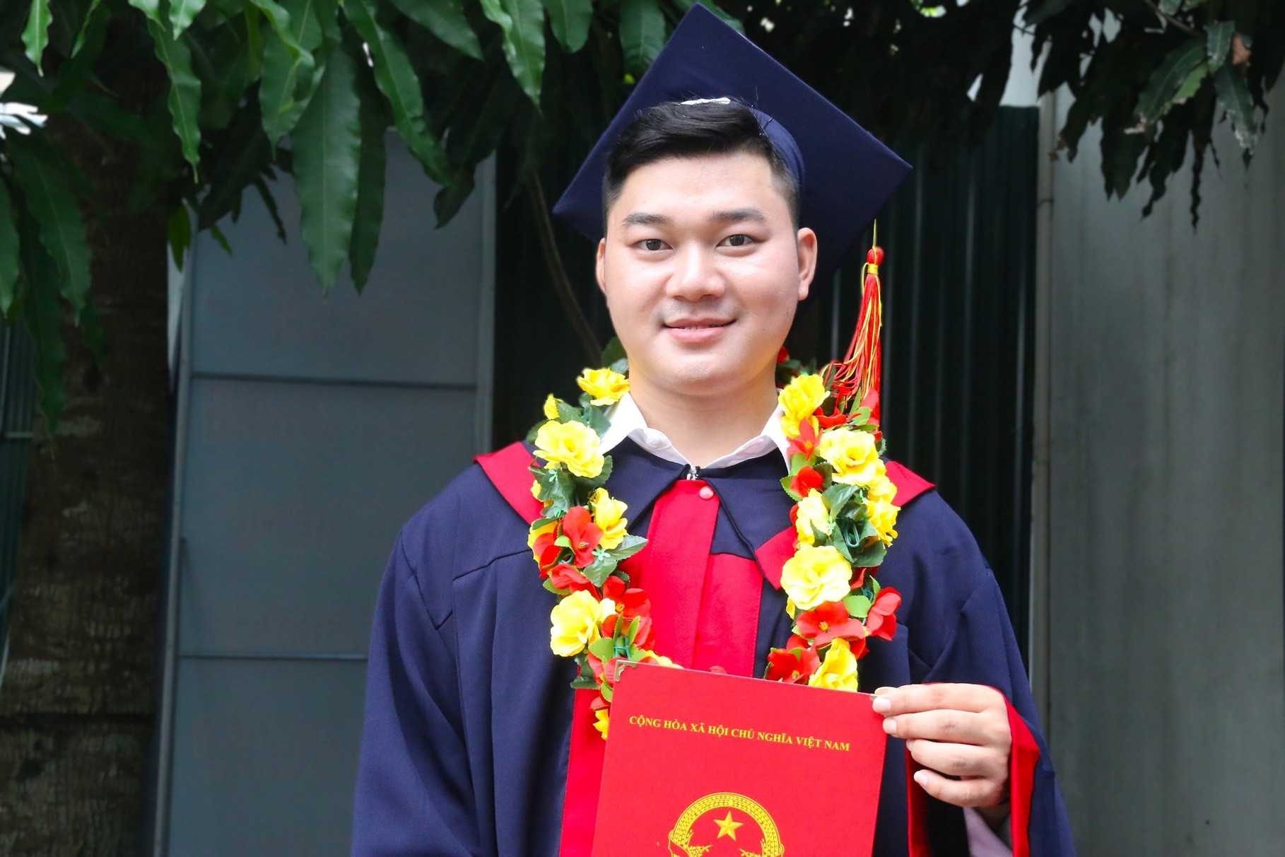 Bố mẹ không biết chữ, con trai vượt hành trình 600km tốt nghiệp thủ khoa đại học