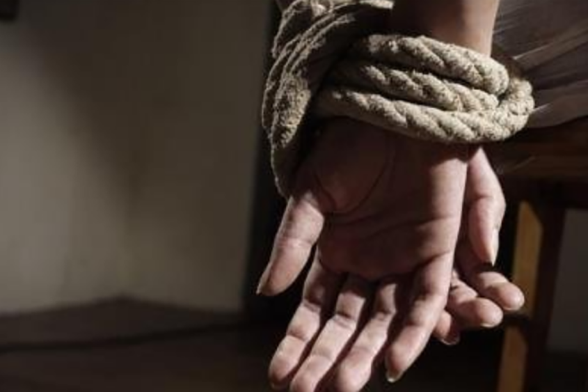 Camera vạch trần người phụ nữ tự trói chân tay rồi hoang báo bị cướp 300 triệu