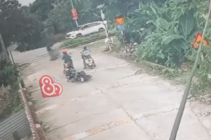 Chàng trai Hải Phòng phản xạ nhanh cứu sống bé trai ngay trước mũi tàu hỏa