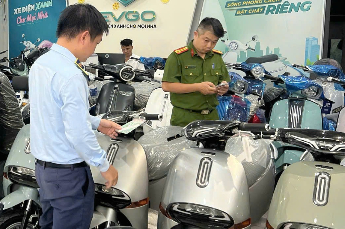 Công an công bố hình ảnh đường dây làm giả xe máy điện quy mô lớn