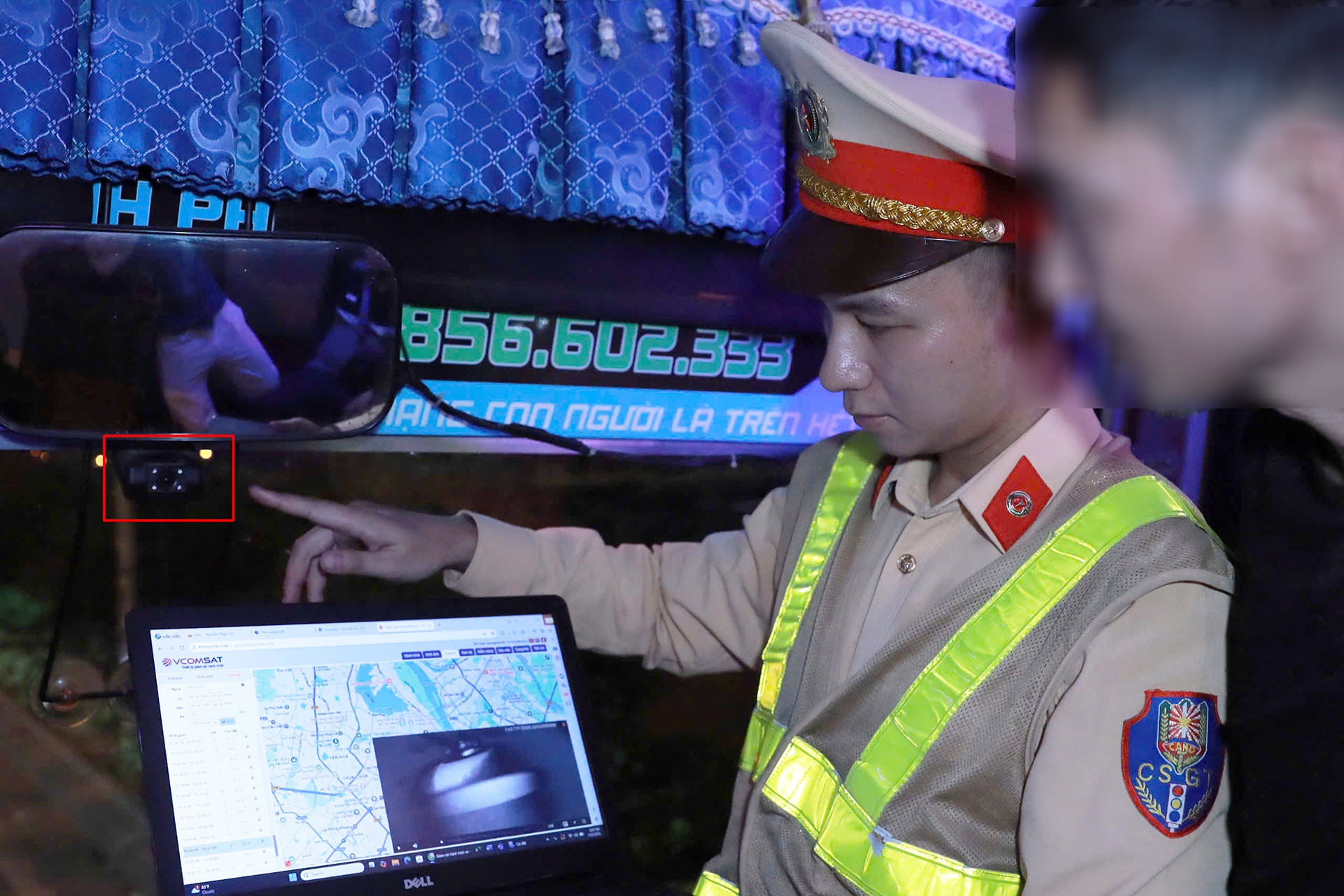 CSGT bật máy kiểm tra ‘thứ không biết nói dối’, tài xế chỉ biết gật đầu nhận lỗi