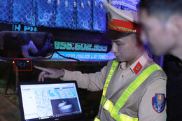 CSGT bật máy kiểm tra ‘thứ không biết nói dối’, tài xế chỉ biết gật đầu nhận lỗi